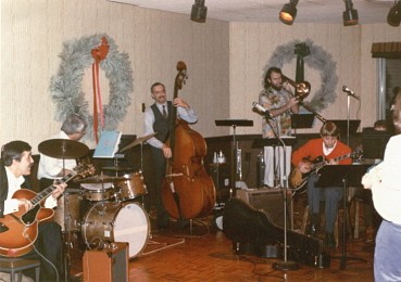 Bobby Roberts gtr, Eddie DeHass b, and Tony Vitale d, with Jack Wolworth gtr, Don Deal and the Jazz Players Big Band.